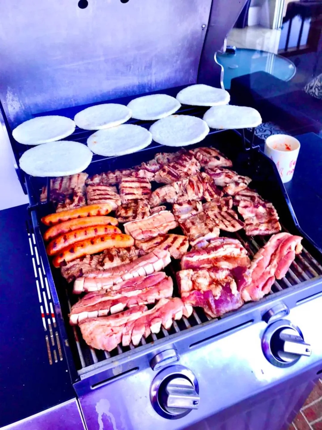 Asado en la parrilla de la finca