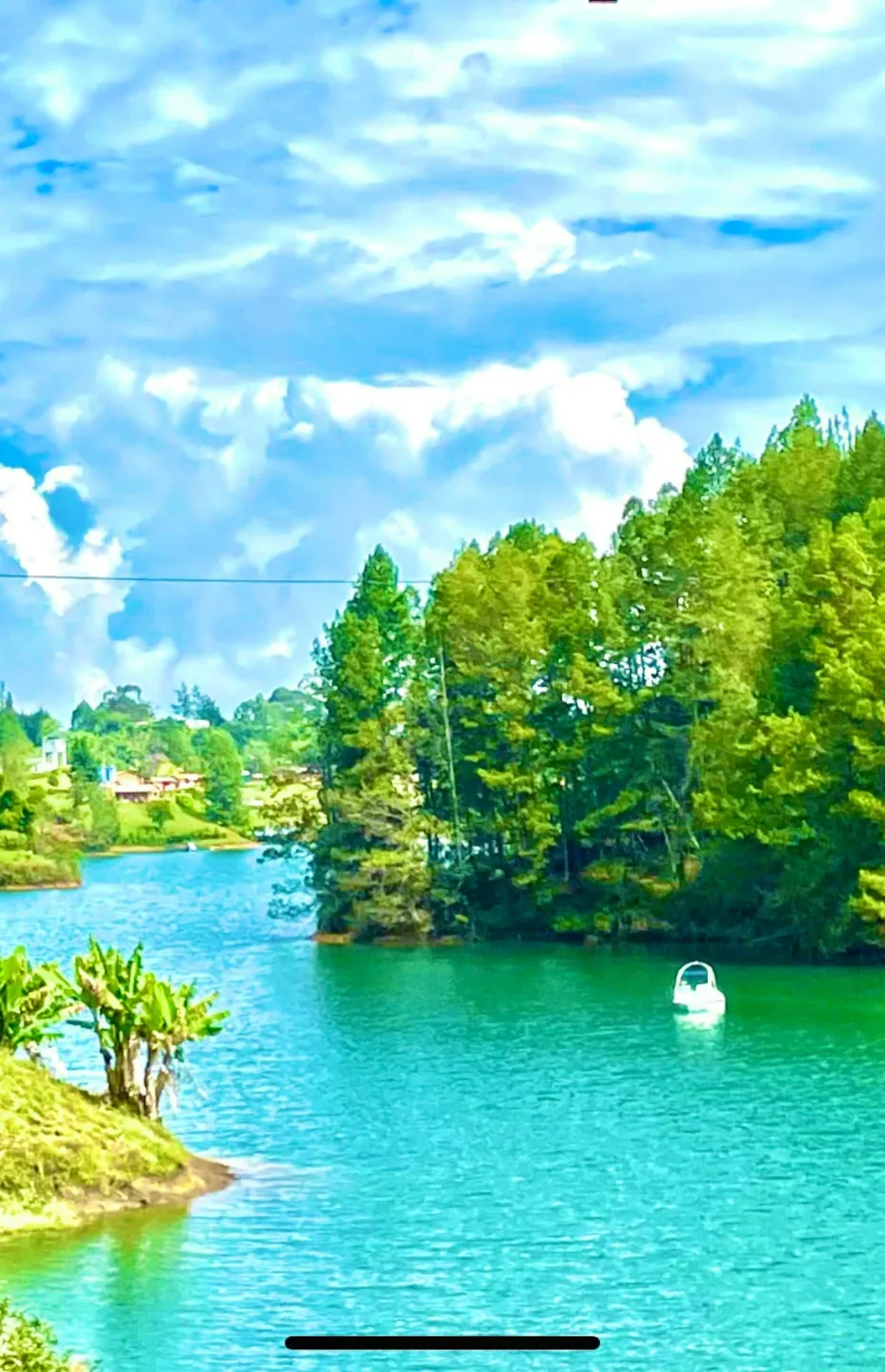 El lago de Guatapé al atardecer