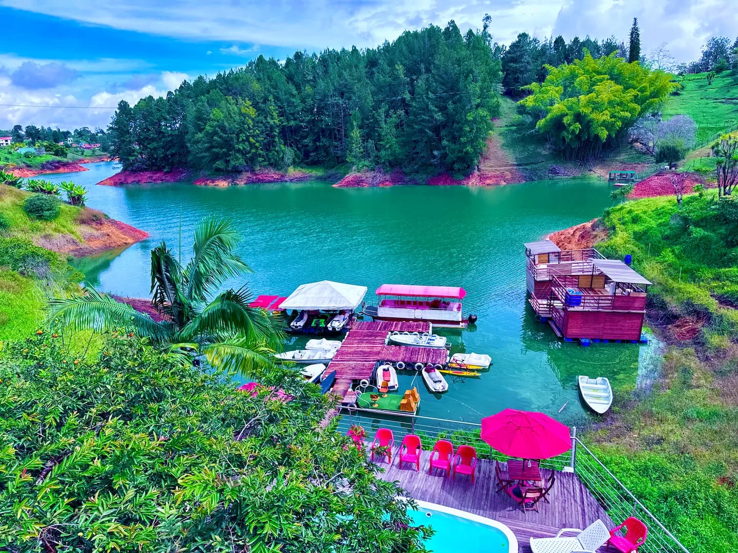El muelle privado de Finca Santa Mónica sobre el embalse de Guatapé