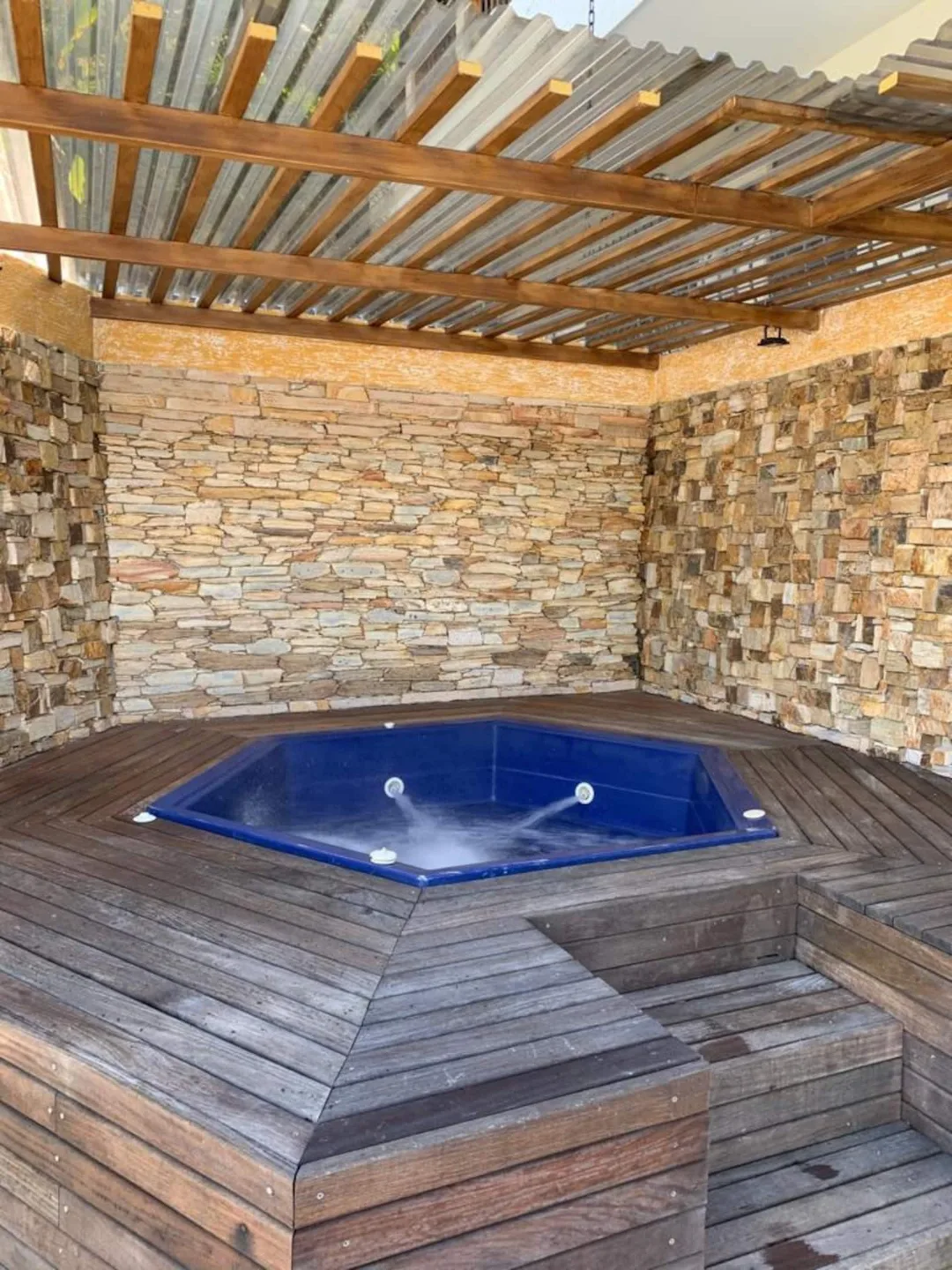 El jacuzzi desde el otro extremo de la sala