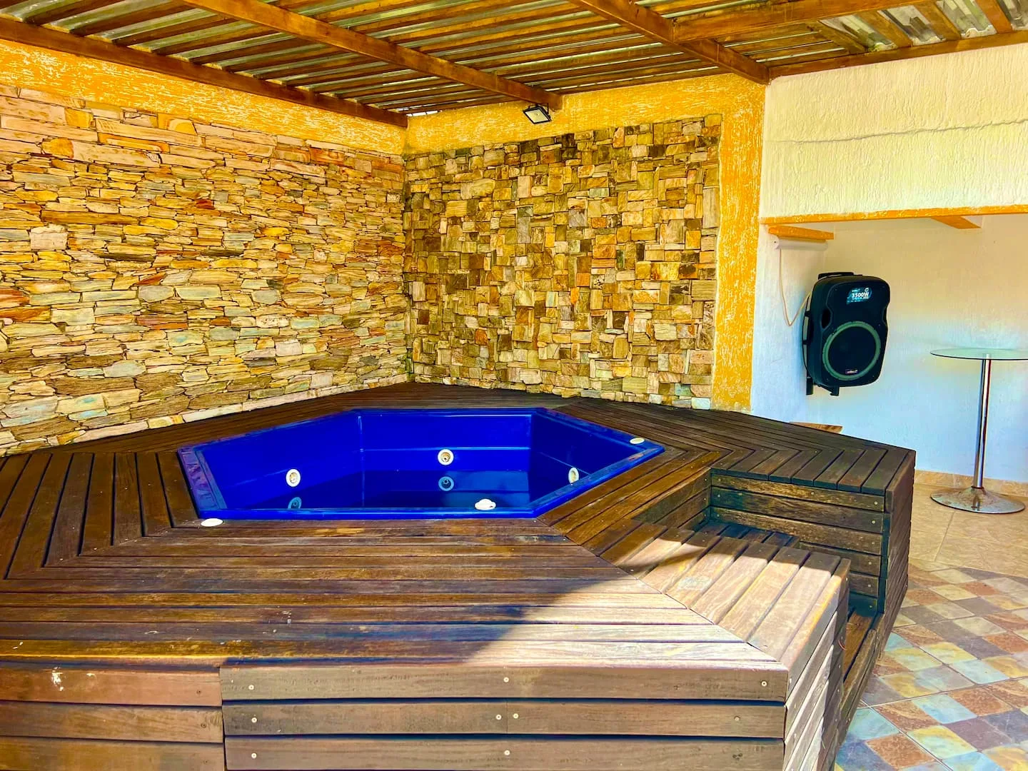 Jacuzzi climatizado en la zona húmeda