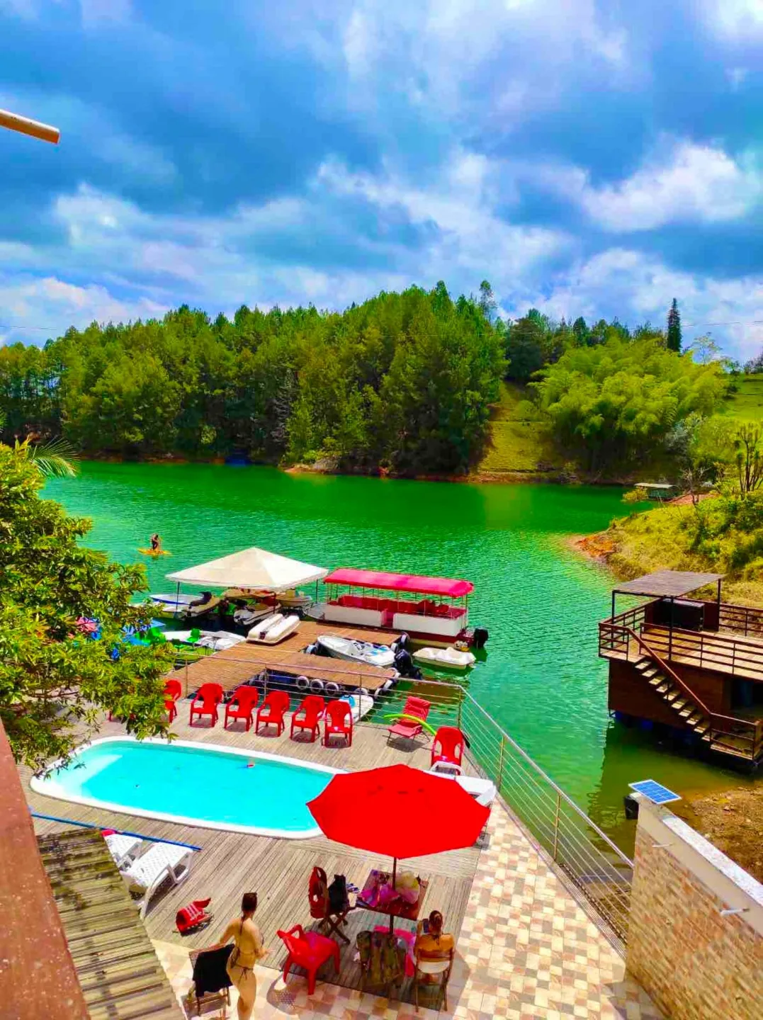Piscina y muelle sobre el lago de Guatapé