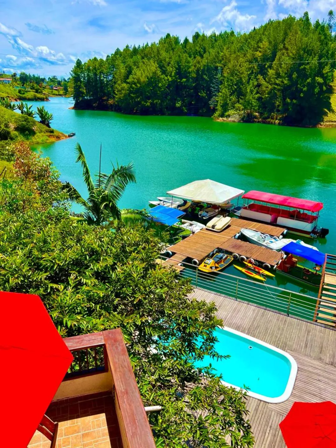La finca vista desde el lago