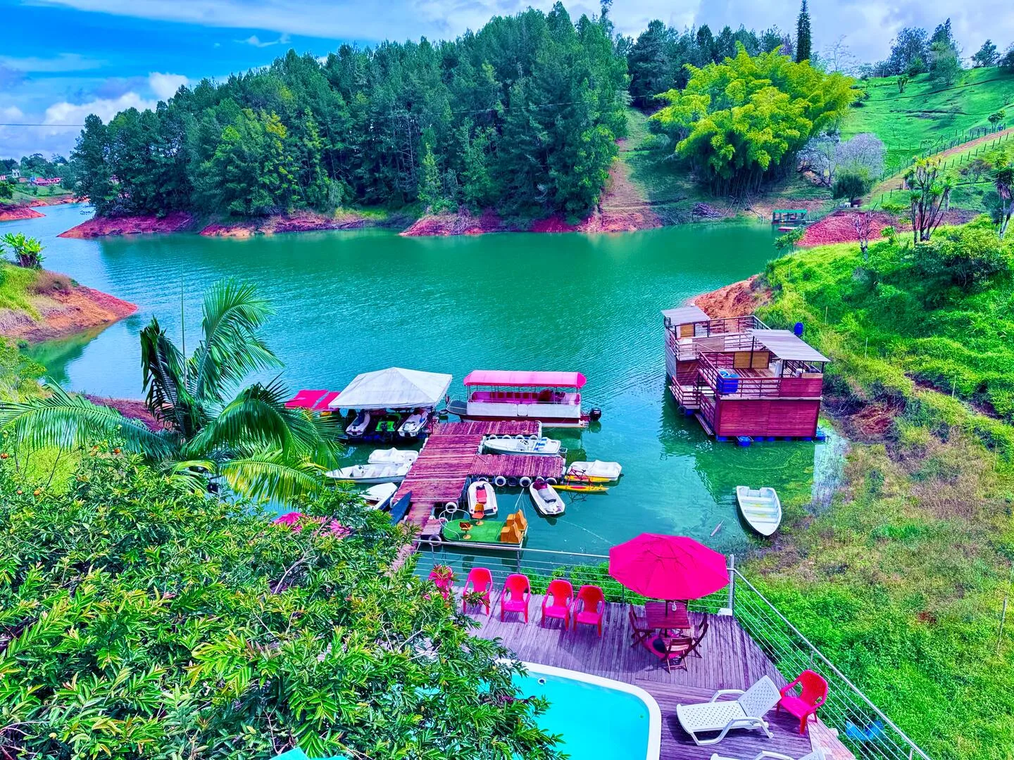 Panorámica de la finca y el embalse