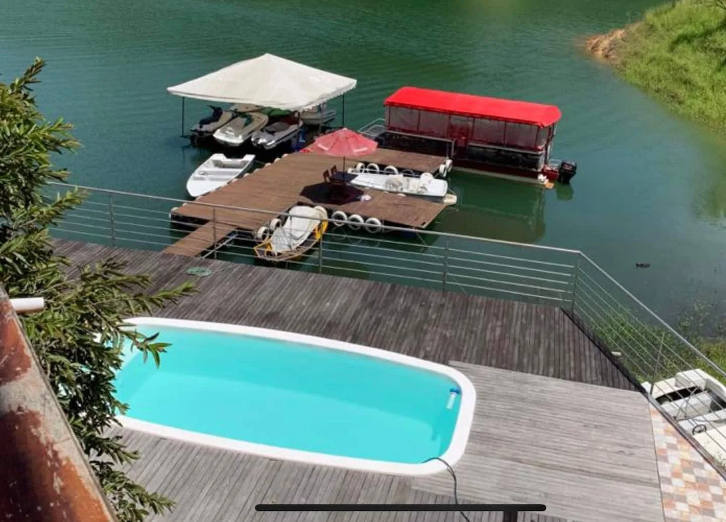 Muelle privado con botes