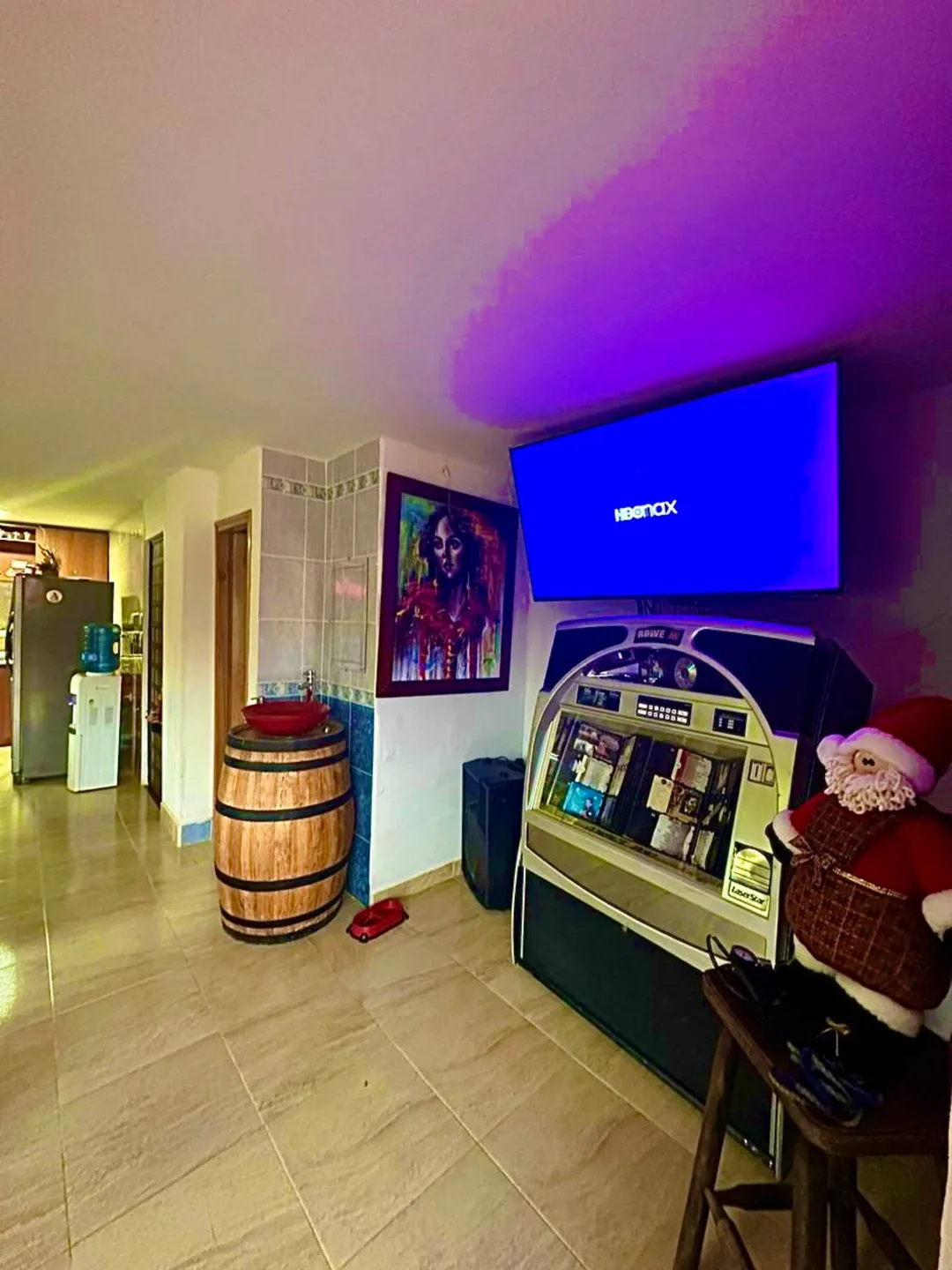 Zona de entretenimiento con televisor y rocola