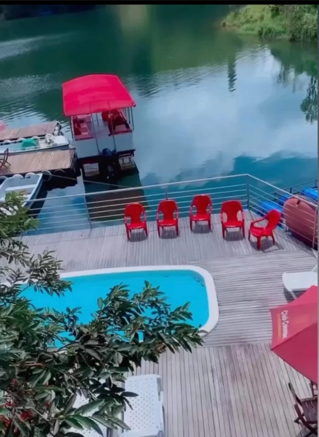 Piscina al borde de la represa con el lago al fondo