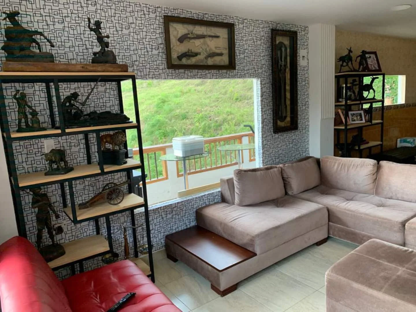 Sala principal con vista al jardín