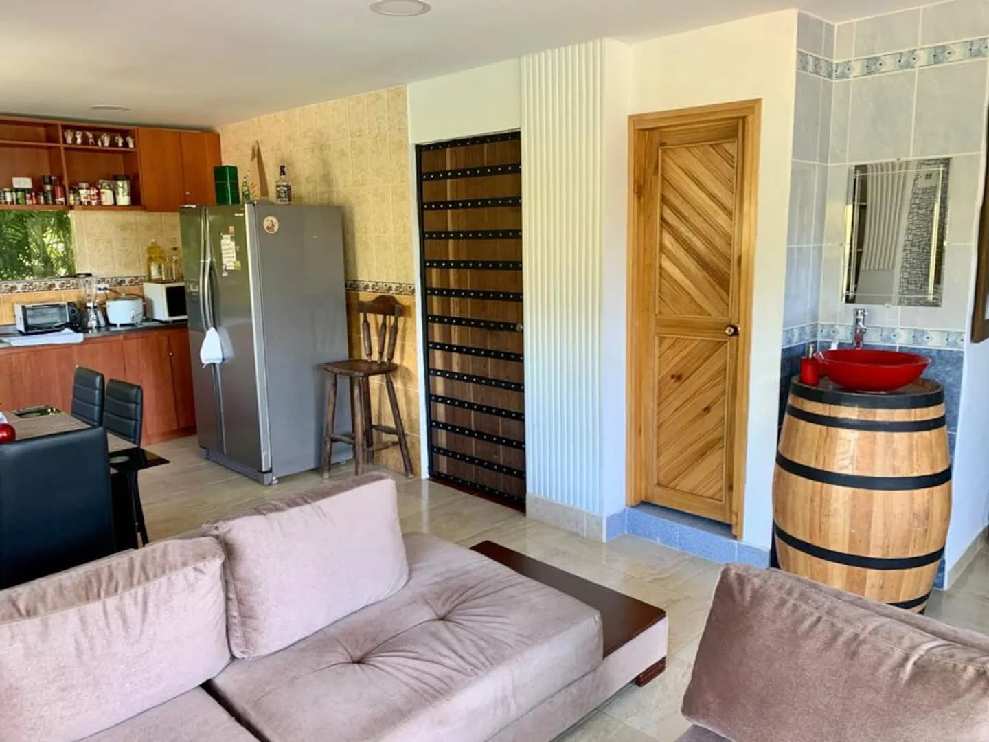Sala y barra de la casa