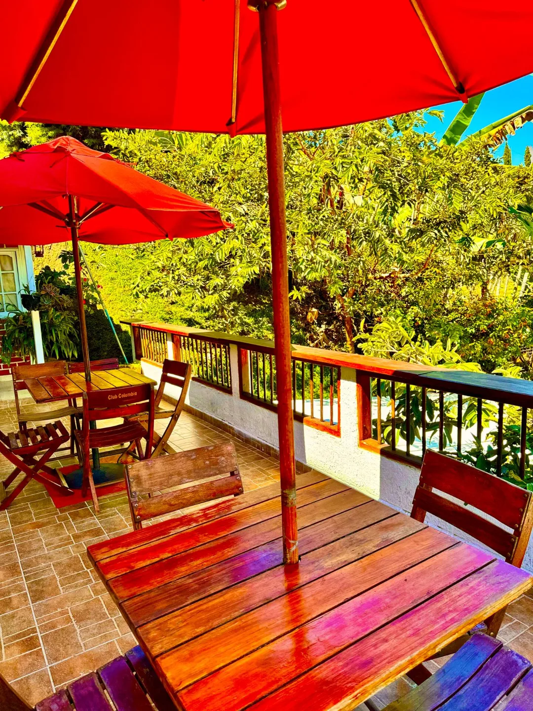 Rincón de terraza con sombrilla roja